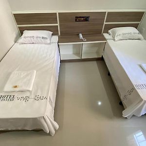 Habitación Grande con 2 Camas Individuales